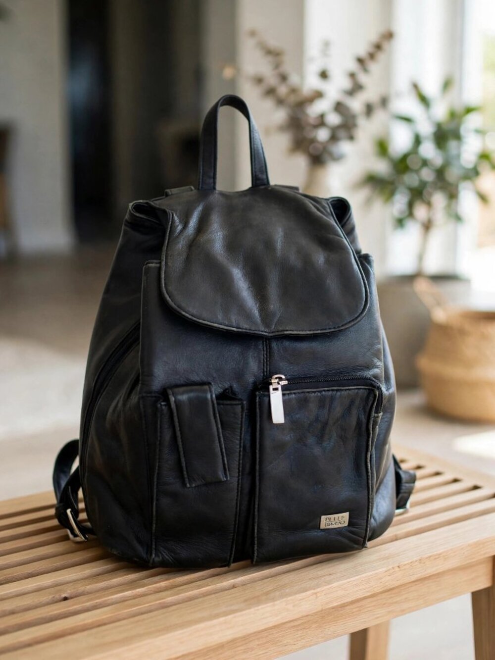 Wilsons Pelle Studio Black Leather Drawstring Backpack Flap Top Pre-Owned Bag